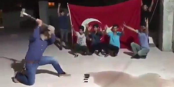 Μπουνταλάδες Τούρκοι σπάνε τα iPhone τους [Videos]