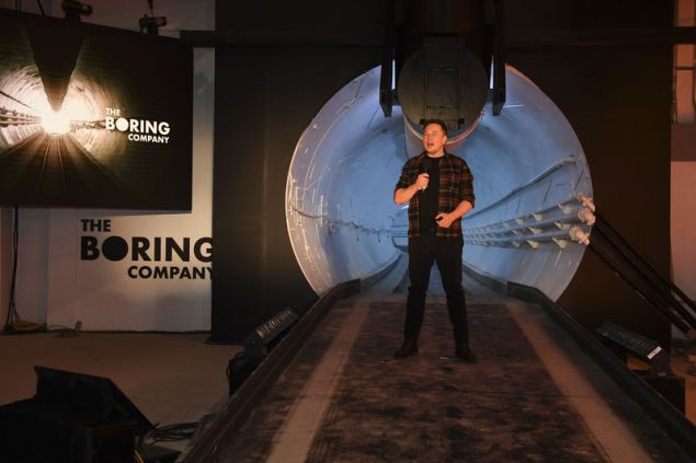 Ο επικεφαλής της Tesla, της SpaceX και της Boring Company στα αποκαλυπτήρια του φουτουριστικού τούνελ στο Λος Άντζελες (Φωτογραφία: ΑΡ)