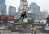 Ο «βρετανός Iron-Man» πετά πάνω από την Μπανγκόκ – Newsbeast