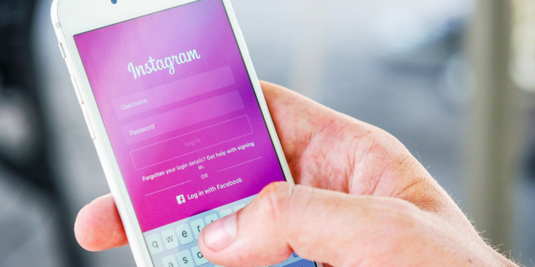 instagram-logo-smartphone.jpg