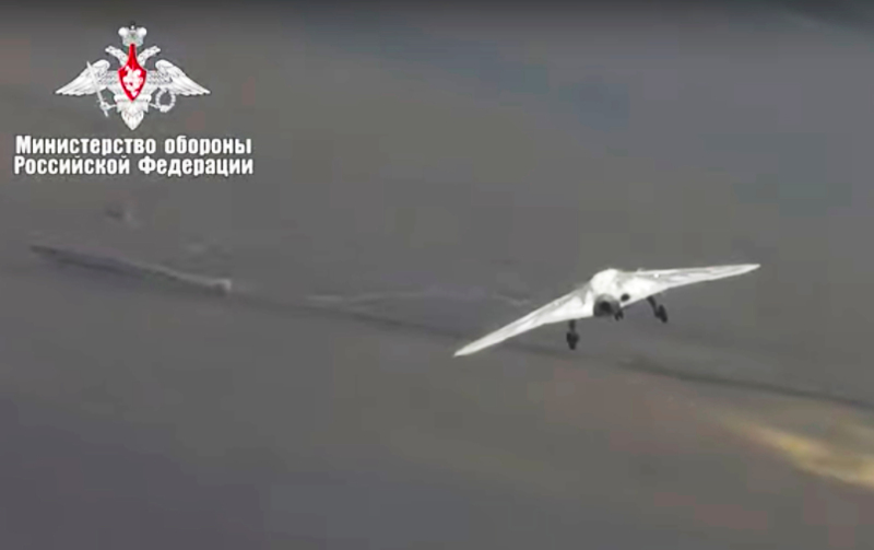 Το νέο ρωσικό μαχητικό drone εν πτήσει.
