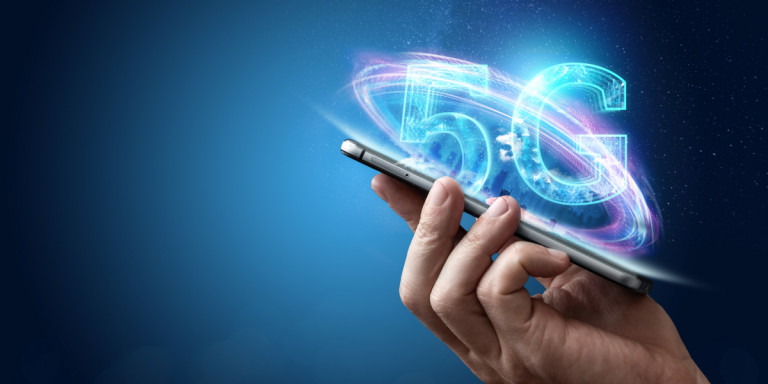5g-techology-hand-smartphone.jpg