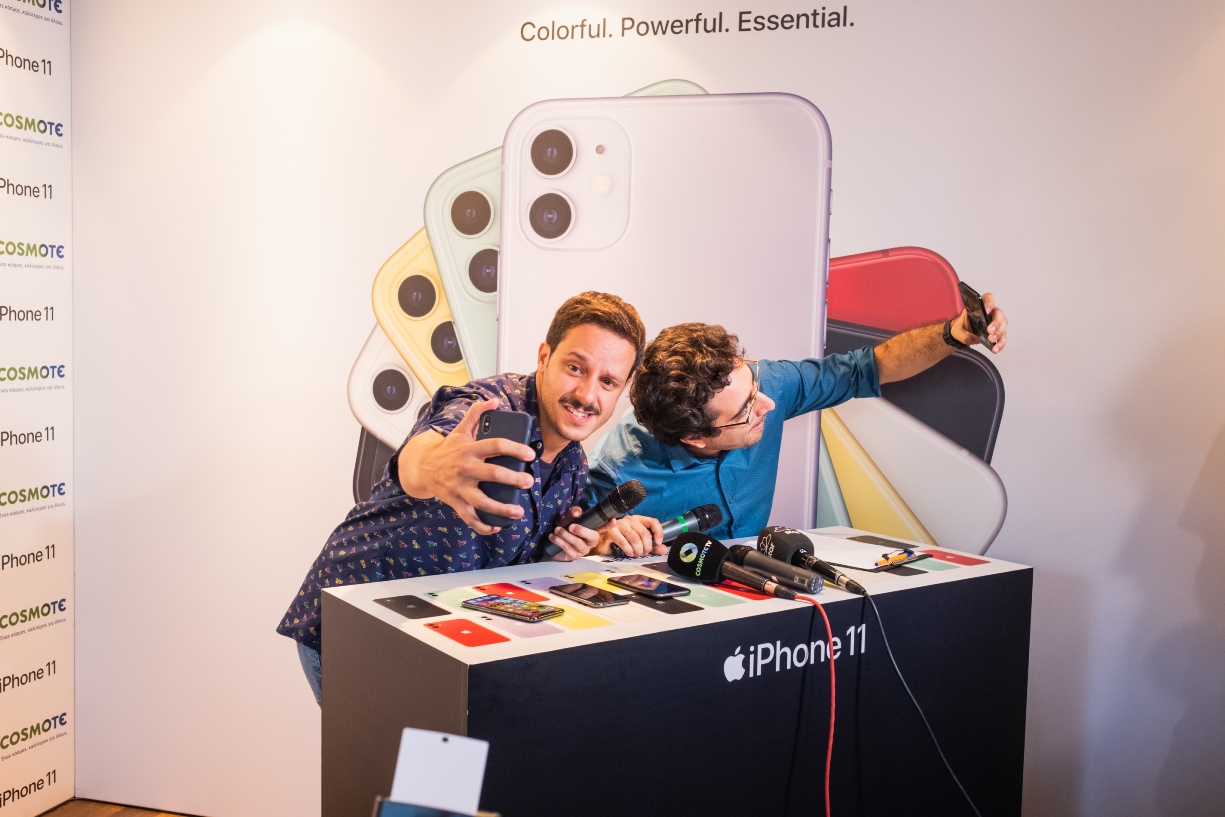 (από αριστερά) Ο Δημήτρης Μακαλιάς και ο Λάμπρος Φισφής δοκιμάζουν τα νέα iPhone 11 στην COSMOTE