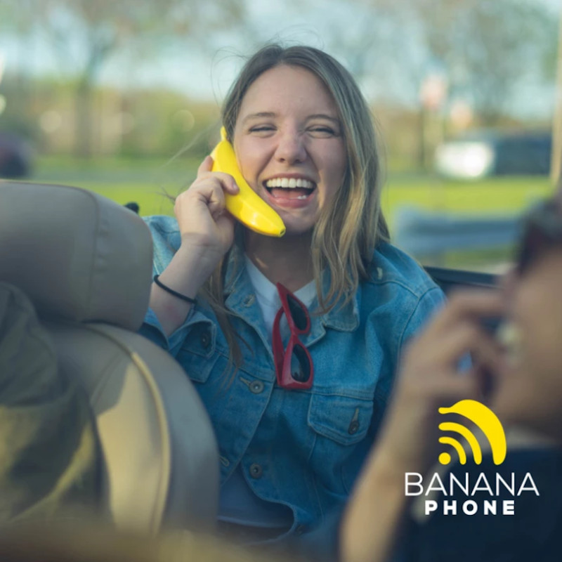 Κορίτσι μιλά με το Banana phone