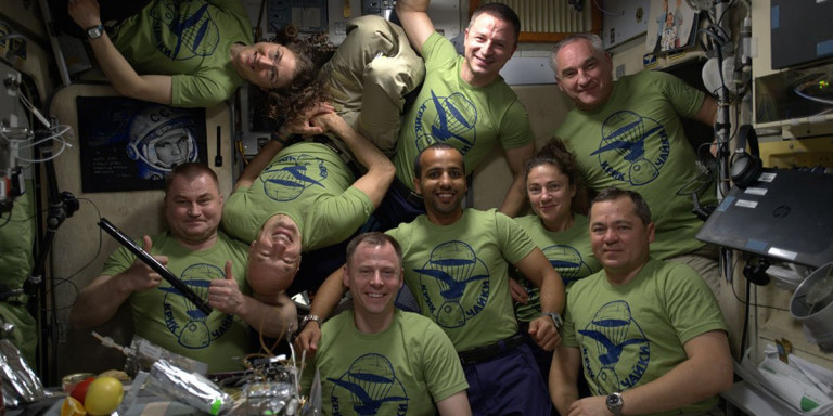 ennea-astronaftes-me-prasines-mplouzes.jpg
