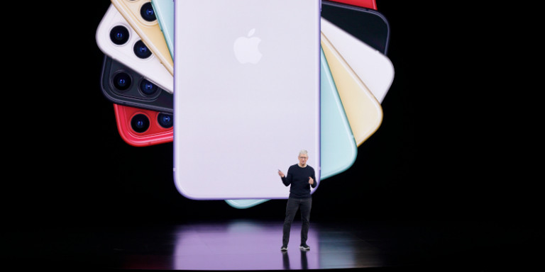 tim-cook-iphone.jpg