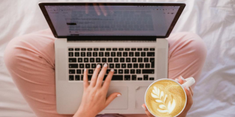 laptop-kafes-gynaika.jpg