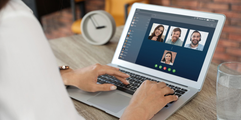 koronoios-video-chat-hands.jpg