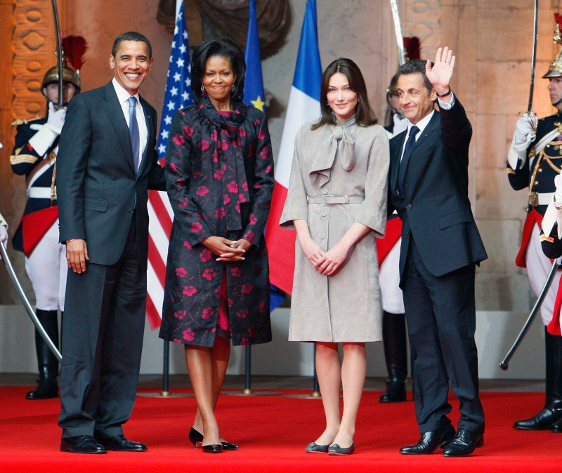 Ο Νικολά Σαρκοζί και η Κάρλα Μπρούνι με τον Μπαράκ και την Μισέλ Ομπάμα το 2009