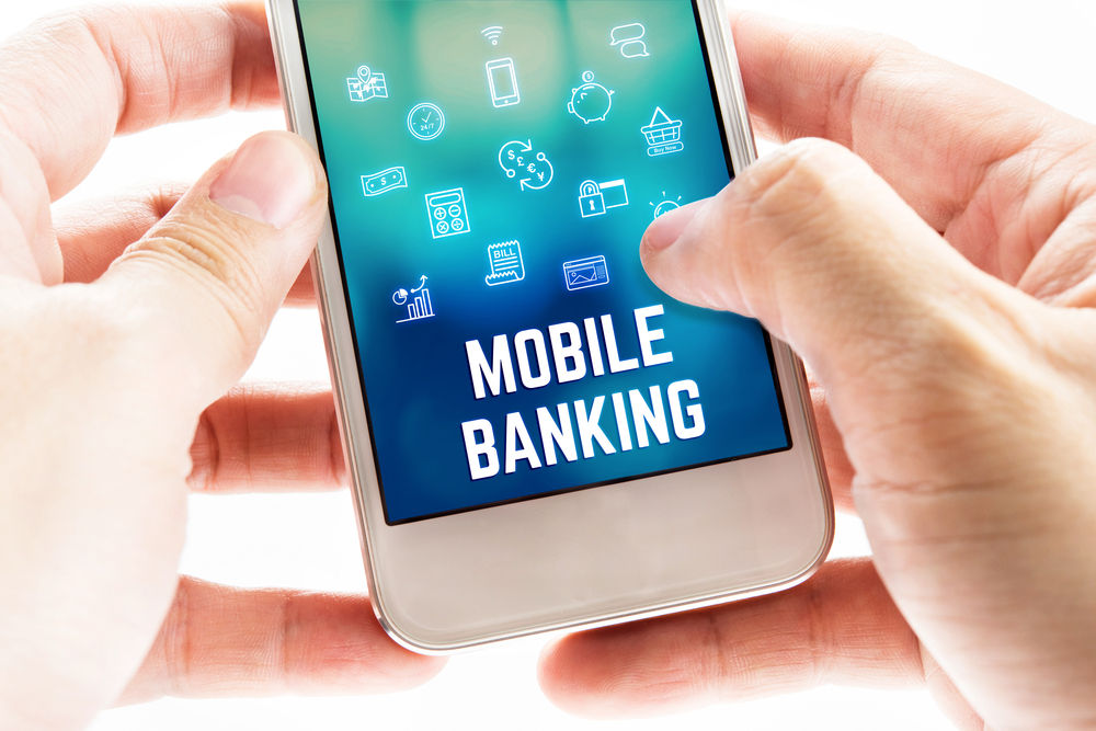 Χρήστης κινητού τηλεφώνου μπαίνει στο mobile banking