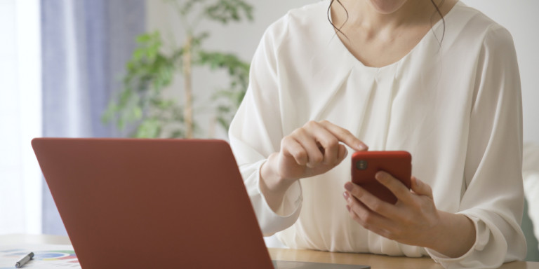 lockdown-ginaika-laptop-smartphone.jpg