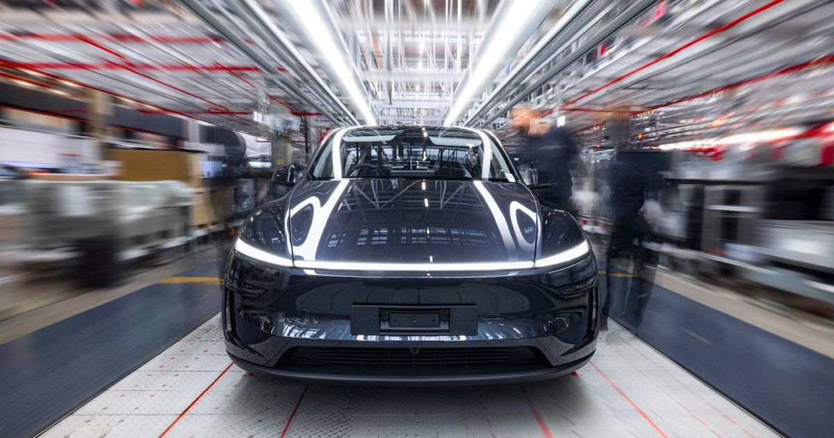 tesla-driving-the-factory-line-autonomous.jpg