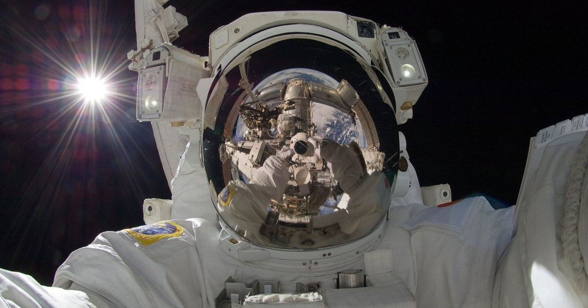 astronaut-selfie.jpg