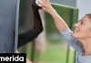 Η οθόνη της τηλεόρασης και του iPhone συχνά γεμίζει λεκέδες και θαμπάδες -Η σωστή μέθοδος καθαρισμού, εγκεκριμένη ακόμη και από τεχνικούς