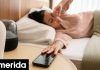 «Το να μη φορτίζετε το τηλέφωνό σας ή να μην το αφήνετε στο κομοδίνο σας έχει τεράστια επίδραση στον ύπνο», εξηγεί ειδικός στη νευροβιομηχανική